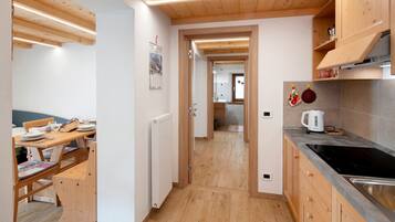 Kühlschrank, Herdplatte, Wasserkocher, Hochstuhl