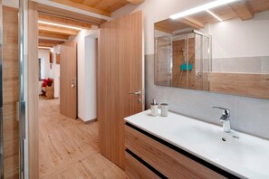 Een douche, een haardroger, handdoeken