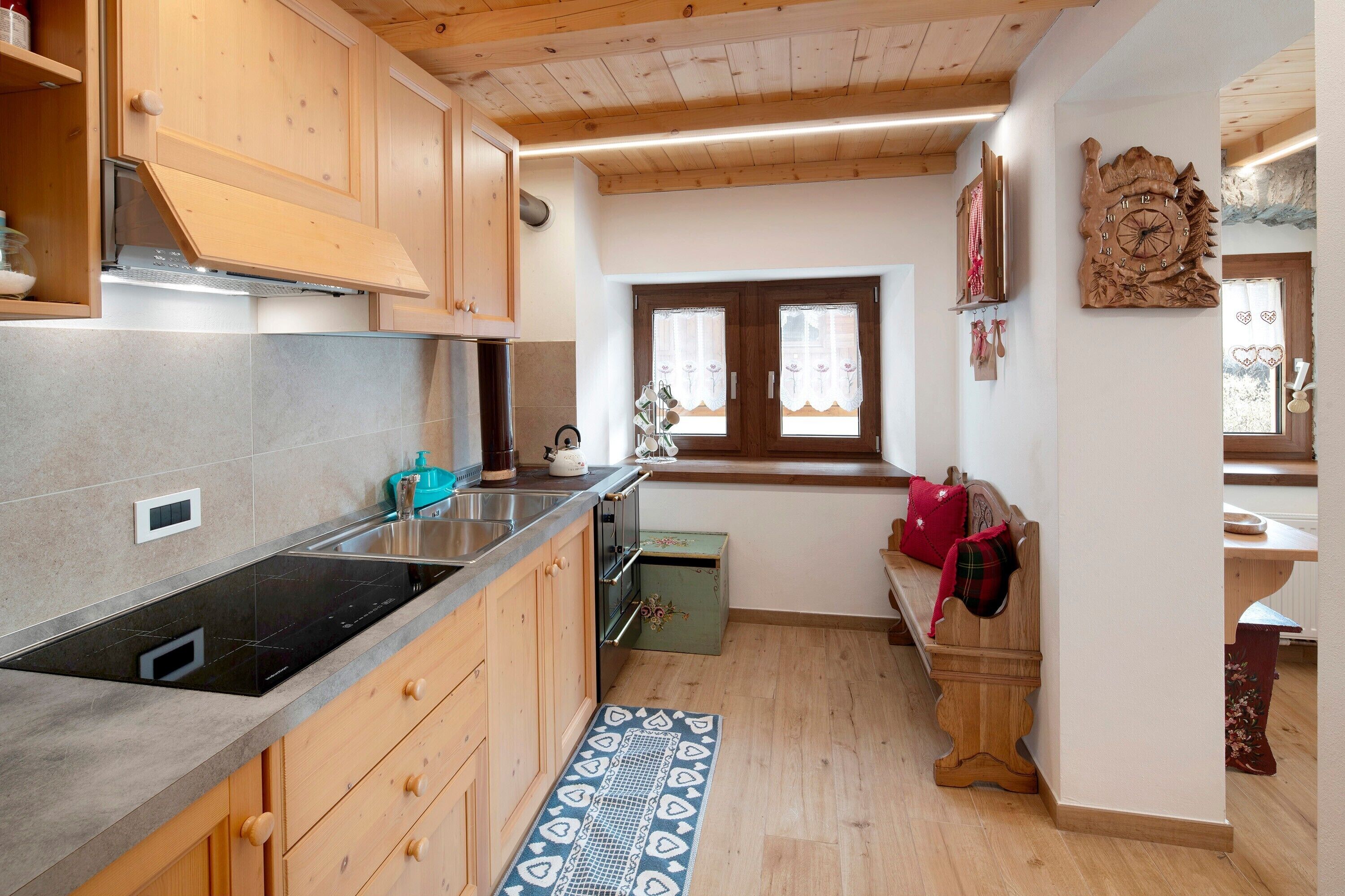 Kühlschrank, Herdplatte, Wasserkocher, Hochstuhl