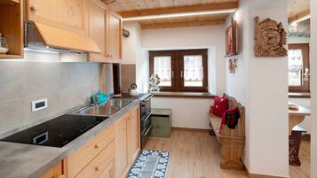 Kühlschrank, Herdplatte, Wasserkocher, Hochstuhl