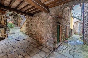 Property grounds - Holiday Home 'Susy' with Mountain View, Wi-Fi and Air Conditioning (Pescia)