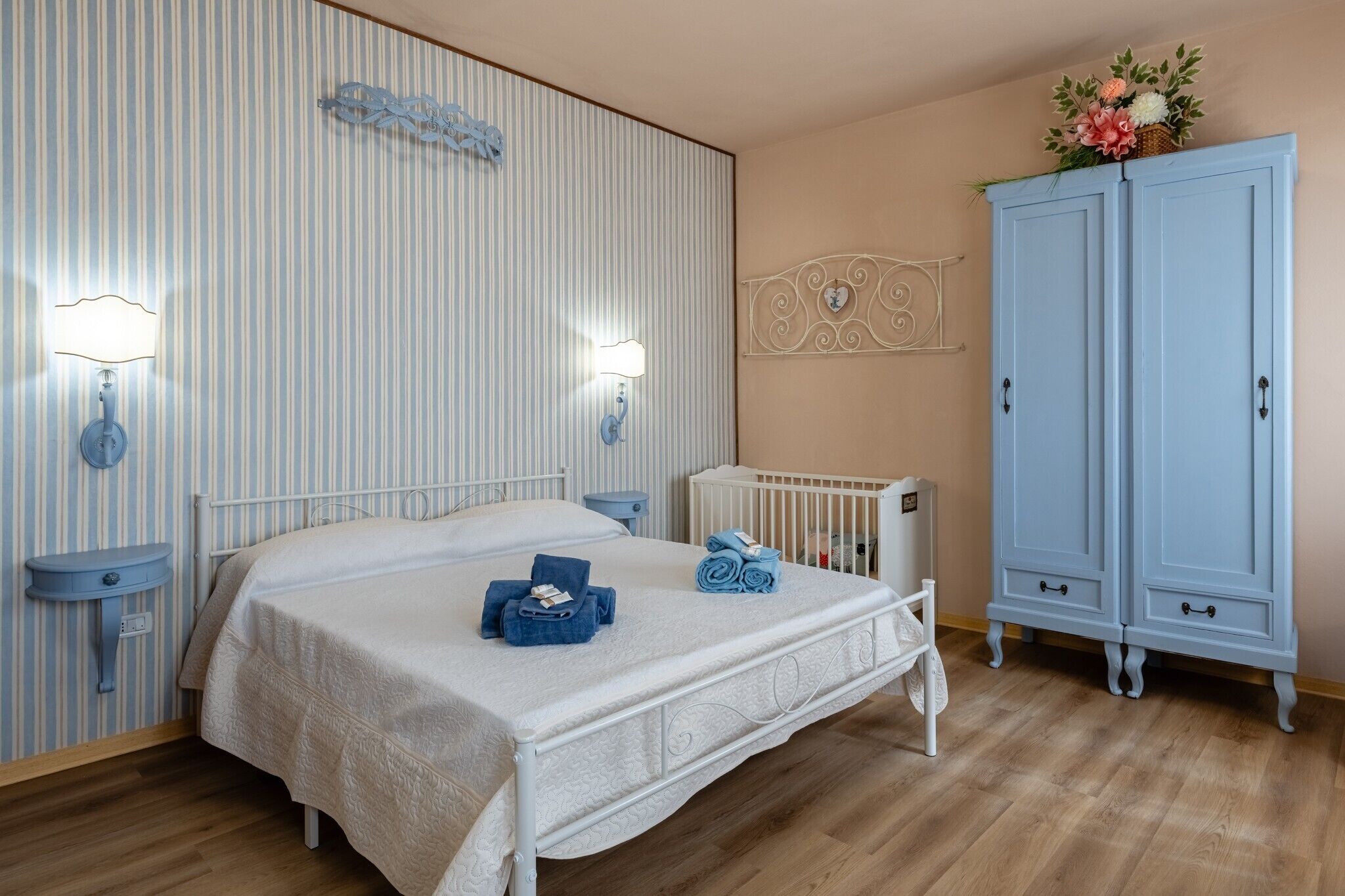 3 makuuhuonetta, silitysrauta/-lauta, ilmainen Wi-Fi, vuodevaatteet