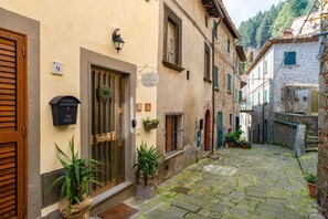 Exterior detail - Holiday Home 'Susy' with Mountain View, Wi-Fi and Air Conditioning (Pescia)