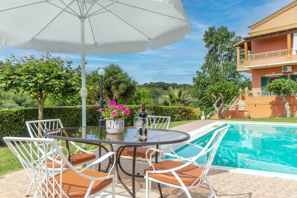 Outdoor dining - Holiday Apartment "Even Ezer" with Sea View, Private Pool & Wi-Fi (Corfu)