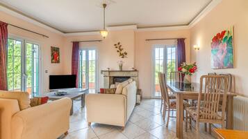TV, fireplace