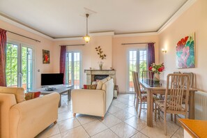 TV, fireplace - Holiday Apartment "Even Ezer" with Sea View, Private Pool & Wi-Fi (Corfu)