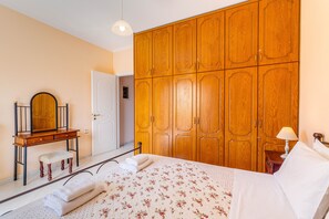 3 slaapkamers, een strijkplank/strijkijzer, gratis wifi, beddengoed
