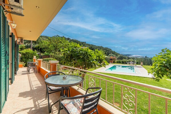 Outdoor dining - Holiday Apartment "Even Ezer" with Sea View, Private Pool & Wi-Fi (Corfu)