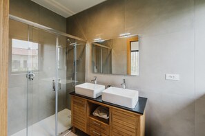 Shower, hair dryer, towels - Villa 'Luxe  Maxime' with Private Pool, Wi-Fi and Air Conditioning (Lazise)