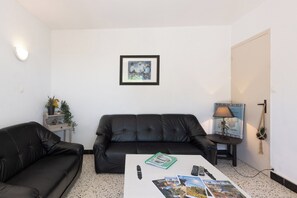 TV, ping pong - Apartment 'Magnanerie De La Maréchale' with Mountain View, Shared Pool and Wi-Fi (Orgnac-l'Aven)