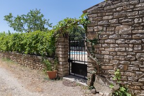 Property grounds - Apartment 'Magnanerie De La Maréchale' with Mountain View, Shared Pool and Wi-Fi (Orgnac-l'Aven)