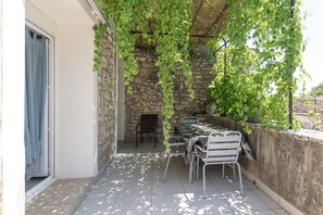 Outdoor dining - Apartment 'Magnanerie De La Maréchale' with Mountain View, Shared Pool and Wi-Fi (Orgnac-l'Aven)