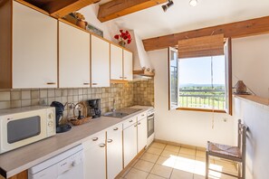 Fridge, microwave, oven, stovetop - Apartment 'Bellevue De La Maréchale' with Private Pool and Wi-Fi (Orgnac-l'Aven)