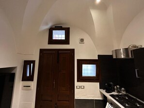 Køleskab, mikrobølgeovn, ovn, kogeplade