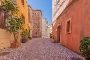 Property grounds - Holiday Home 'Vue Mer' with Sea View, Balcony and Wi-Fi (Fréjus)