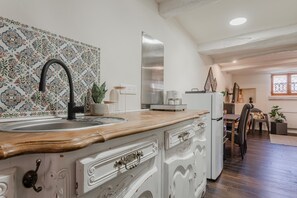 Frigorífico, microondas, horno y placa de cocina