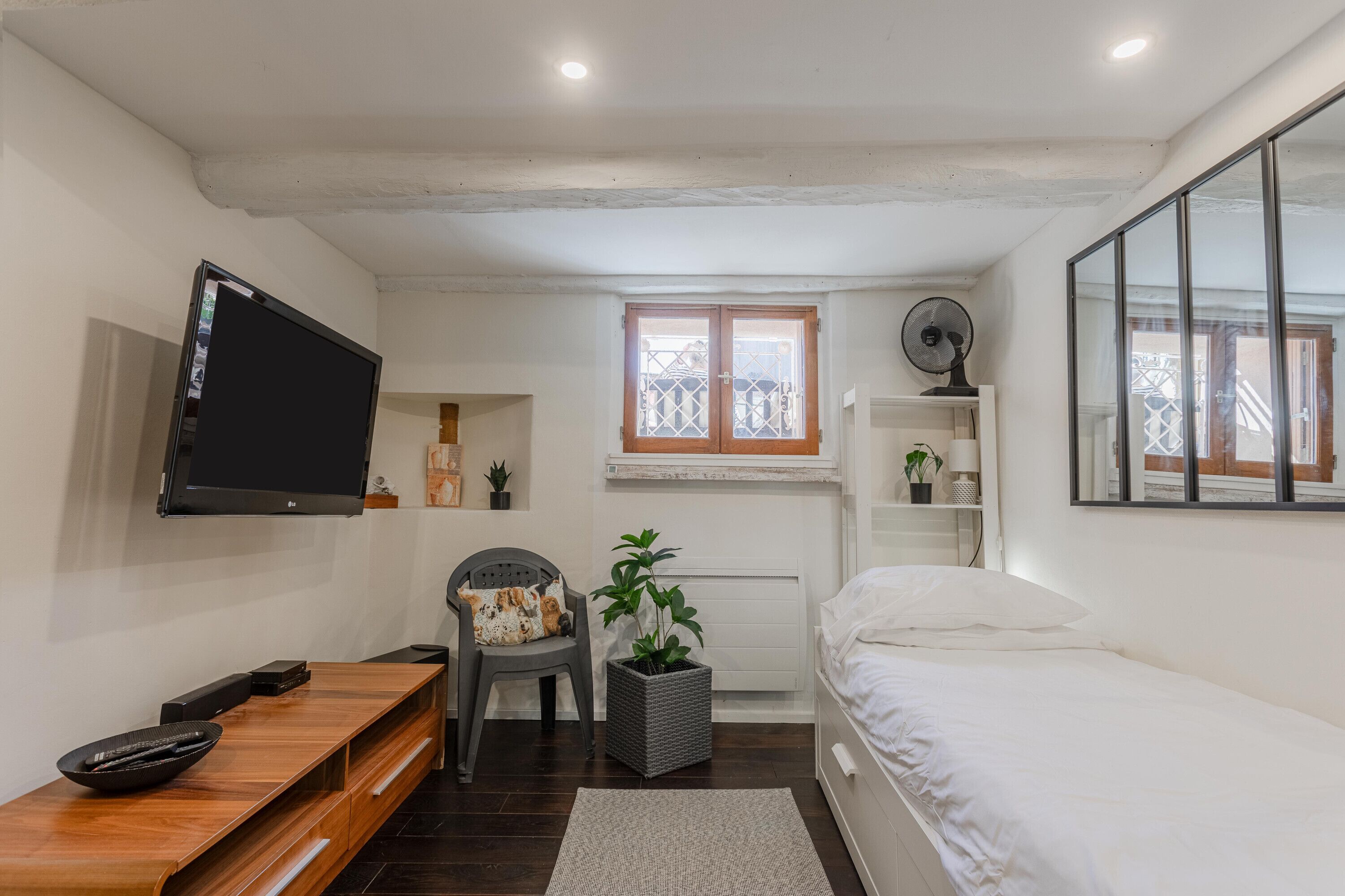 3 bedrooms, iron/ironing board, free WiFi, bed sheets