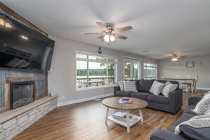 Smart-TV, Kamin, Bücher, Drucker