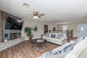 Smart-TV, Kamin, Bücher, Drucker