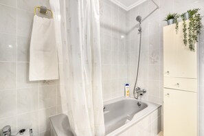 Regadera, secadora de cabello, toallas 