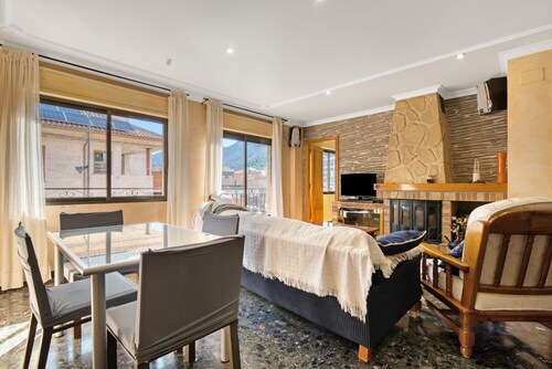 Apartment 'Cal Guerrer' with Mountain Views, Wi-Fi, and Air Conditioning