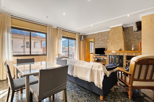 Apartment 'Cal Guerrer' with Mountain Views, Wi-Fi, and Air Conditioning