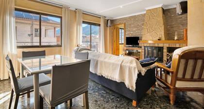 Apartment 'Cal Guerrer' with Mountain Views, Wi-Fi, and Air Conditioning