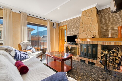 Apartment 'Cal Guerrer' with Mountain Views, Wi-Fi, and Air Conditioning