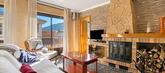 Apartment 'Cal Guerrer' with Mountain Views, Wi-Fi, and Air Conditioning