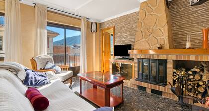 Apartment 'Cal Guerrer' with Mountain Views, Wi-Fi, and Air Conditioning