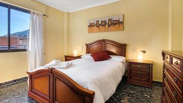 4 bedrooms, iron/ironing board, free WiFi, bed sheets