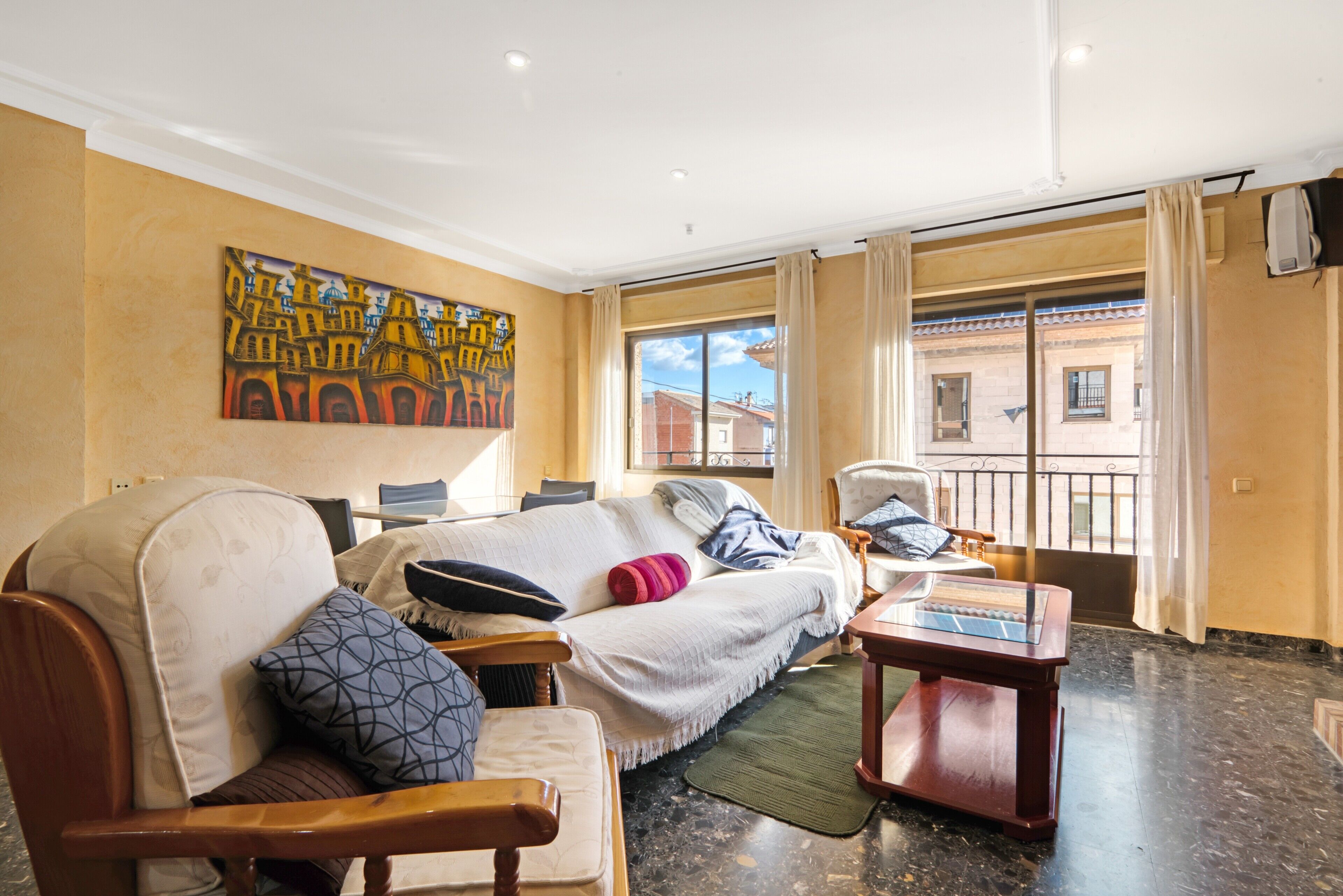 Een televisie en een open haard