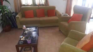 TV - Holiday Home 'Villa Consuelo' with Shared Pool, Private Terrace and Private Garden (Cambrils)