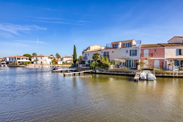 Exterior - 'Petite Maison Aigues Mortes' with Sea View, Shared Pool and Wi-Fi (Aigues-Mortes)