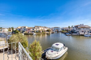 Marina - 'Petite Maison Aigues Mortes' with Sea View, Shared Pool and Wi-Fi (Aigues-Mortes)