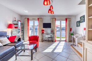 TV - 'Petite Maison Aigues Mortes' with Sea View, Shared Pool and Wi-Fi (Aigues-Mortes)