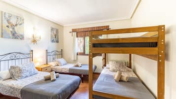 5 bedrooms, free WiFi, bed sheets