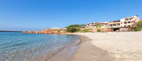 Una playa cerca
