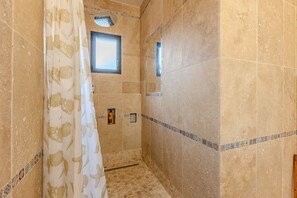 Dusche, Haartrockner, Handtücher