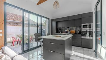 Réfrigérateur, micro-ondes, four, plaque de cuisson