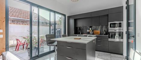 ثلاجة، ميكروويف، فرن، موقد طهي مسطح