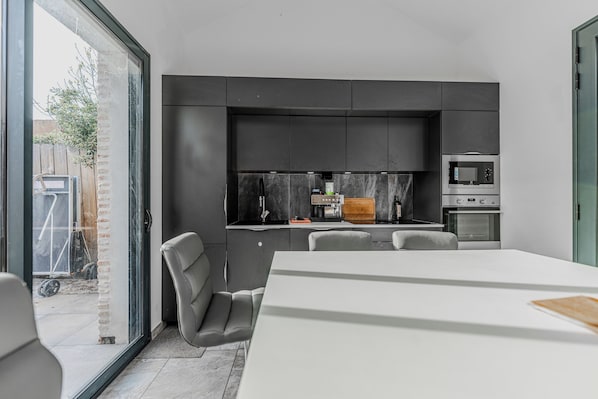 Kühlschrank, Mikrowelle, Ofen, Herdplatte