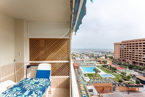 Outdoor dining - Apartment In A Hotel 'Marina View, Sunny One Bedroom Pyr' with Shared Pool and Air Conditioning (Fuengirola)