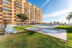 Pool - Apartment In A Hotel 'Marina View, Sunny One Bedroom Pyr' with Shared Pool and Air Conditioning (Fuengirola)