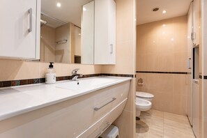 Shower, hair dryer, towels - Apartment In A Hotel 'Marina View, Sunny One Bedroom Pyr' with Shared Pool and Air Conditioning (Fuengirola)