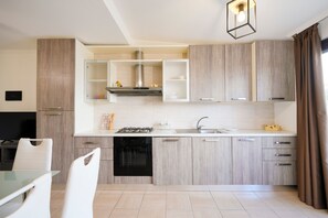 Frigorífic, forn, placa de cuina i bullidora elèctrica 