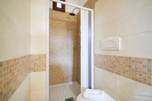 Shower, hair dryer, towels - Apartment 'Emma House, By The Sea' with Balcony, Wi-Fi and Air Conditioning (Torre Canne)
