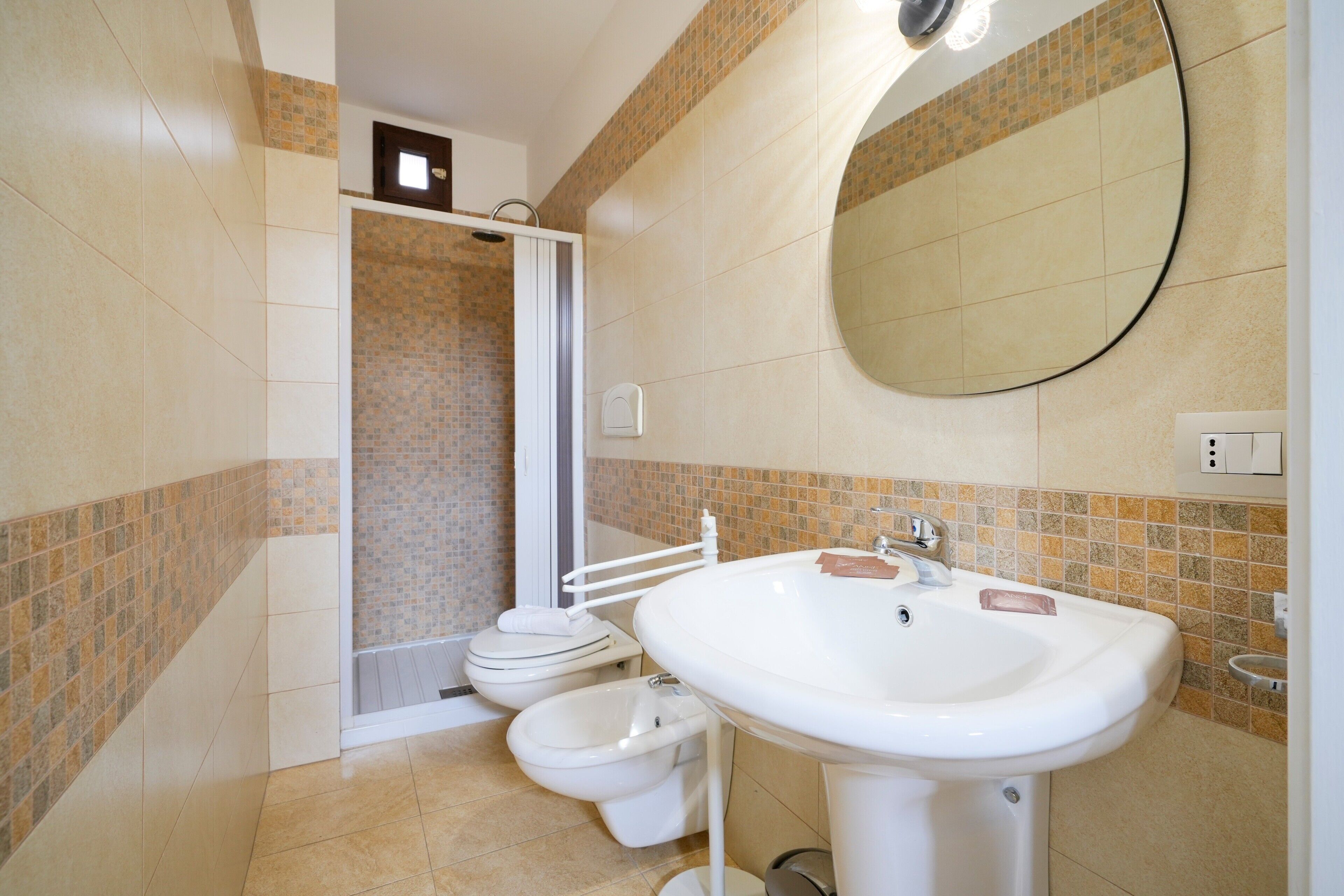 Suihku, hiustenkuivaaja, pyyhkeet