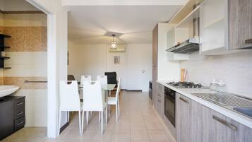 Kühlschrank, Ofen, Herdplatte, Wasserkocher