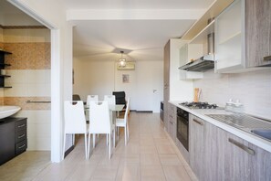 Frigorifero, forno, piano cottura, bollitore elettrico